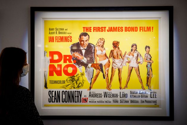 Η αφίσα της πρώτης ταινίας Bond «Dr No» (1962), με πρωταγωνιστή τον Σον Κόνερι. (Photo by Tristan Fewings/Getty Images for Sotheby's)