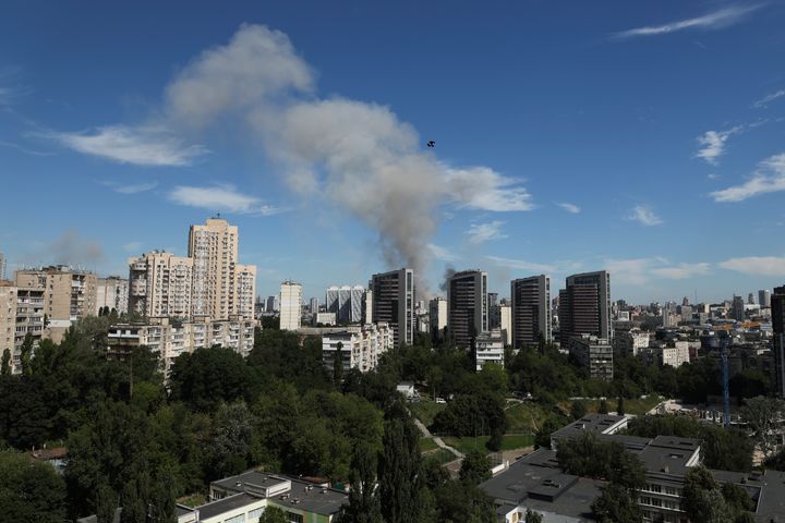 Εικόνα από ρωσική πυραυλική επίθεση στο Κίεβο τον Ιούλιο (AP Photo/Anton Shtuka)