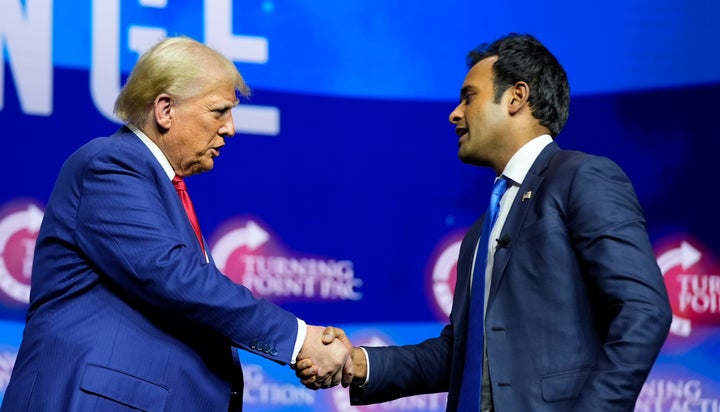 Donald Trump schüttelt Vivek Ramaswamy während einer Wahlkampfveranstaltung am 24. Oktober in Las Vegas die Hand. Trump hat Ramaswamy und Elon Musk zu Co-Vorsitzenden von A ernannt "Effizienz der Regierung" eine Anstrengung.