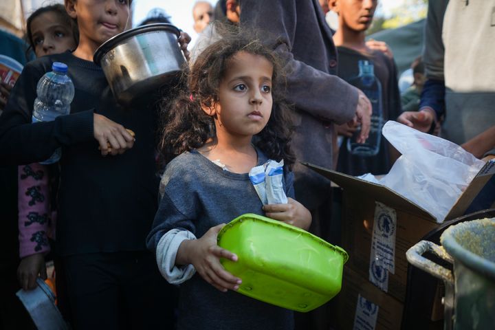 Κοριτσάκι στην Ντεϊρ αλ Μπαλάχ στην Γάζα περιμένει για λίγο φατηγό (18 Νοεμβρίου 2024) 