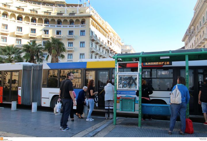 Παλαιότερη φωτογραφία με λεωφορείο του ΟΑΣΘ στην πλατεία Αριστοτέλους.