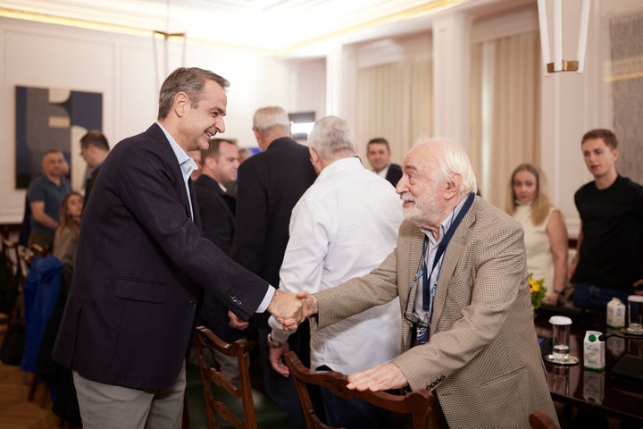 Ο Κυριάκος Μητσοτάκης υποδέχθηκε στο Μαξίμου ιδιοκτήτες και ενοικιαστές που διέμεναν στην πολυκατοικία που κρίθηκε ακατάλληλη για κατοίκηση μετά από έκρηξη βόμβας