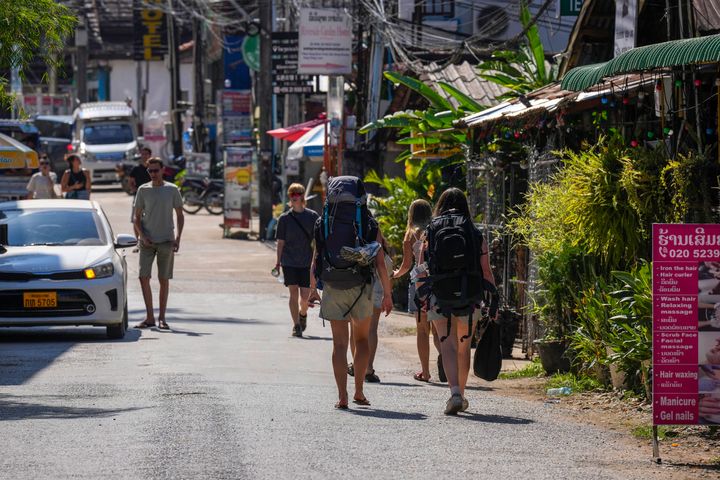 Τουρίστες με backpacks περιπλανώνται στους δρόμους της Vang Vieng - Λάος, 22 Νοεμβρίου 2024