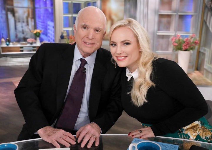     Senator John McCain (R-Ariz.) und seine Tochter Meghan McCain im Jahr 2017. 