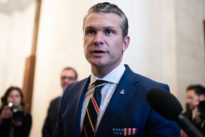 Pete Hegseth, Kandidat des designierten Präsidenten Donald Trump für das Amt des Verteidigungsministers, spricht mit Reportern nach Treffen mit Senatoren und dem designierten Vizepräsidenten Sen. J.D. Vance, R-Ohio, im Russell Building am Donnerstag, 21. November 2024. (Tom Williams /CQ (-Roll Call, Inc über Getty Images)