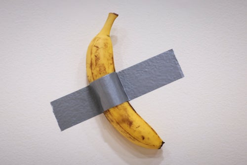 写真】バナナを壁に貼り付けたアート作品、約9億6000万円で落札