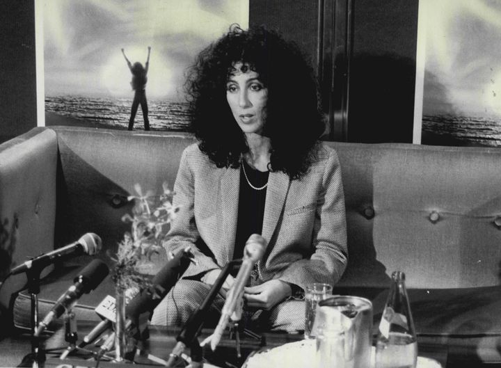 Cher, abgebildet während einer Pressekonferenz 1985 für... "Maske" Nach dem Gewinn des Cannes Cups. 