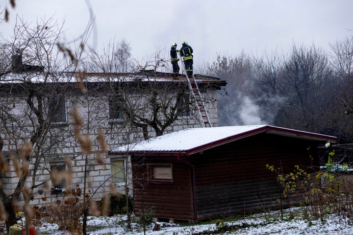 Υπάλληλοι του λιθουανικού Υπουργείου Εκτάκτων Αναγκών εργάζονται στο σημείο όπου ένα φορτηγό αεροσκάφος της DHL συνετρίβη σε ένα σπίτι κοντά στο Βίλνιους της Λιθουανίας, Δευτέρα 25 Νοεμβρίου 2024. (AP Photo/Mindaugas Kulbis)