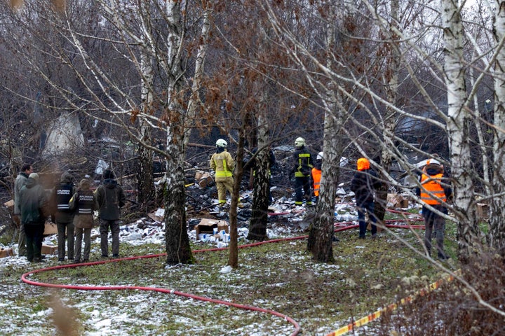 Υπάλληλοι του λιθουανικού Υπουργείου Εκτάκτων Αναγκών εργάζονται στο σημείο όπου ένα φορτηγό αεροσκάφος της DHL συνετρίβη σε ένα σπίτι κοντά στο Βίλνιους της Λιθουανίας, Δευτέρα 25 Νοεμβρίου 2024. (AP Photo/Mindaugas Kulbis)