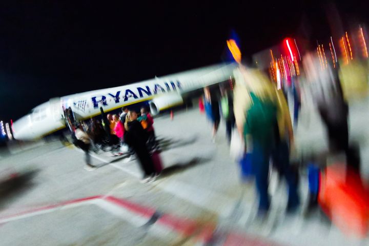 Επιβάτες επιβιβάζονται σε αεροπλάνο της Ryanair στο Διεθνές Αεροδρόμιο της Αθήνας στις 17 Μαρτίου 2024. (Photo by Beata Zawrzel/NurPhoto via Getty Images)