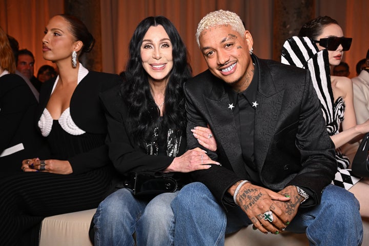 Cher und ihr Freund Alexander Edwards bei der Balmain-Show während der Paris Fashion Week im Februar.