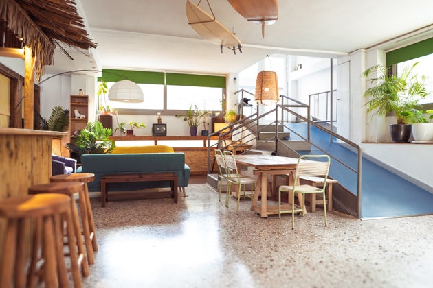 Μπαίνοντας μέσα στο Yooka θα νομίζεις ότι βρέθηκες σε κάποιο cool καφέ-μπαρ. Στην πραγματικότητα εκεί μέσα γίνονται βιντεοσκοπήσεις, φωτογράφισης, podcasts, δοκιμαστικών, πρόβας και οντισιόν. Για να κλείσεις τον χώρο του Yooka, πάτησε εδώ 