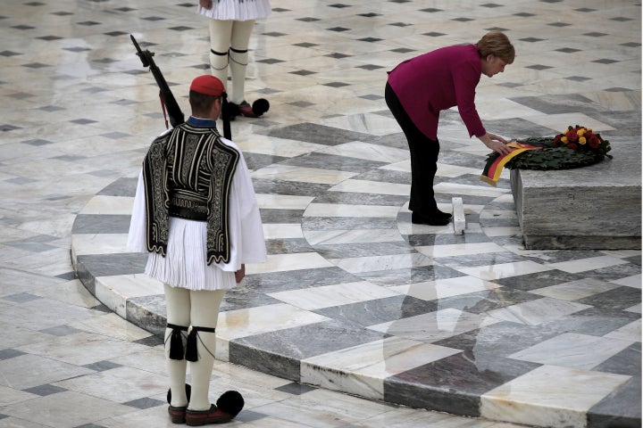 11 Ιανουαρίου 2019: Η τότε Καγκελάριος της Γερμανίας, Ανγκελα Μέρκελ, καταθέτει στεφάνι στο Μνημείο του Αγνωστου Στρατιώτη κατά την επίσκεψή της στην Αθήνα.