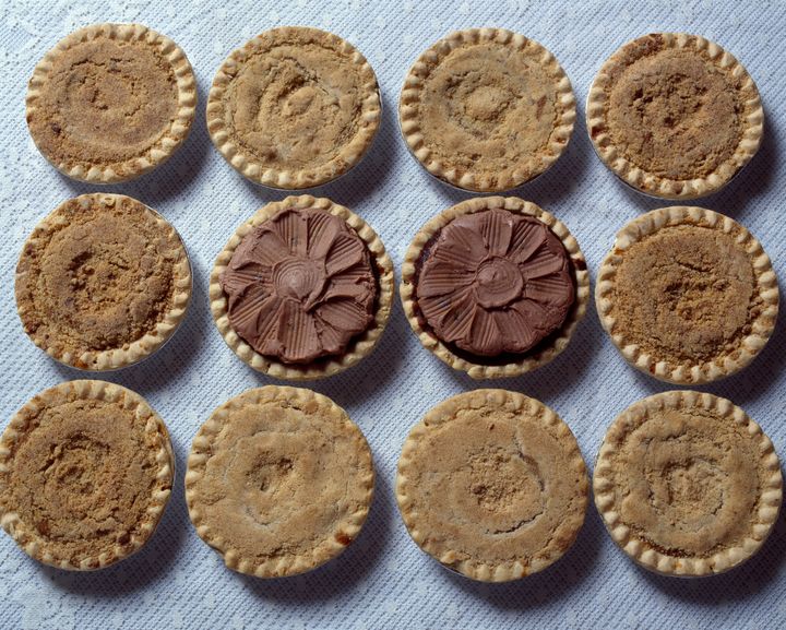 Moderne Versionen von Shoofly Pie können eine abschließende Schokoladenschicht darüber enthalten, wie hier bei Central Pies aus Lancaster, Pennsylvania.