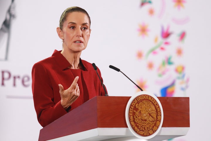 Claudia Sheinbaum Pardo, Präsidentin von Mexiko, spricht während einer Pressekonferenz zur Rettung der Mexican Petroleum Corporation (PEMEX) im Nationalpalast. (Foto von Carlos Santiago/Epex Collection/LightRocket über Getty Images)