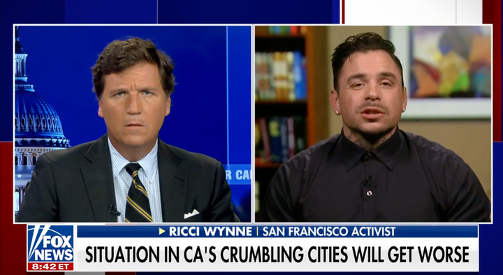 Richie Lee Wayne tritt mit dem ehemaligen Fox News-Moderator Tucker Carlson auf dem Fox News Channel auf. 