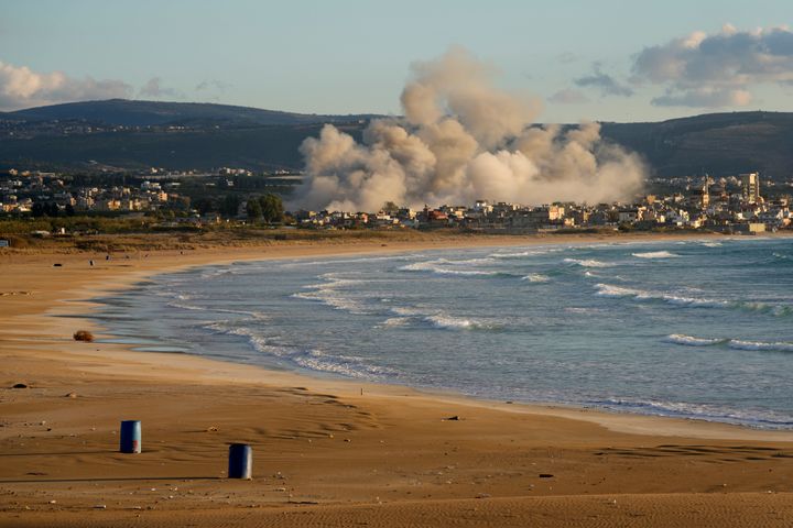 Καπνός υψώνεται ανάμεσα σε κτίρια που χτυπήθηκαν από ισραηλινές αεροπορικές επιδρομές κοντά στον παλαιστινιακό προσφυγικό καταυλισμό Rashidiyeh, όπως φαίνεται από την πόλη Tyre, στο νότιο Λίβανο, Τρίτη 26 Νοεμβρίου 2024. (AP Photo/Hussein Malla)