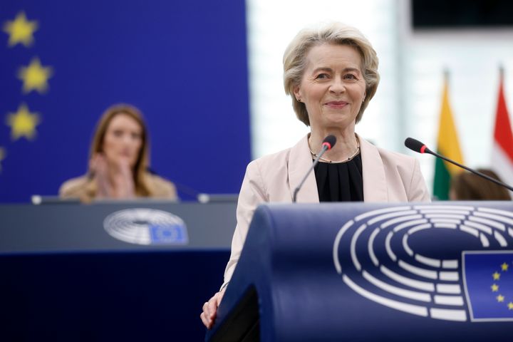 Η πρόεδρος της Ευρωπαϊκής Επιτροπής Ursula von der Leyen μιλάει, πριν από την ψηφοφορία του Ευρωπαϊκού Κοινοβουλίου για το νέο Κολέγιο των Επιτρόπων, στο Ευρωπαϊκό Κοινοβούλιο στο Στρασβούργο, Γαλλία, Τετάρτη 27 Νοεμβρίου 2024. (AP Photo/Jean-Francois Badias)