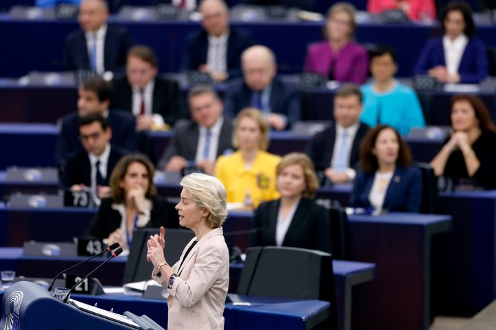  Η πρόεδρος της Ευρωπαϊκής Επιτροπής Ursula von der Leyen μιλάει, πριν από την ψηφοφορία του Ευρωπαϊκού Κοινοβουλίου για το νέο Κολέγιο των Επιτρόπων, στο Ευρωπαϊκό Κοινοβούλιο στο Στρασβούργο, Γαλλία, Τετάρτη 27 Νοεμβρίου 2024. (AP Photo/Jean-Francois Badias)