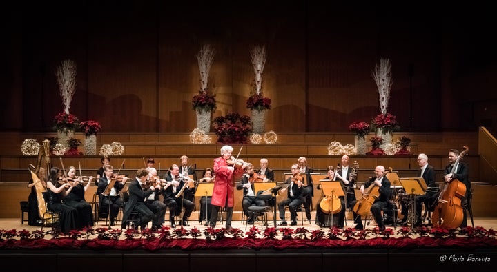 Η Ορχήστρα Δωματίου Johann Strauss Ensemble με τον μαέστρο της, βιολονίστα Russell McGregor.