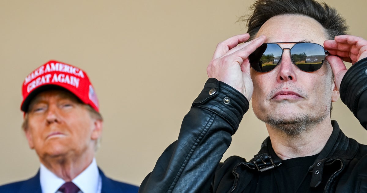 NextImg:Elon Musk Stays Glued To Trump's Side At Mar-A-Lago Thanksgiving