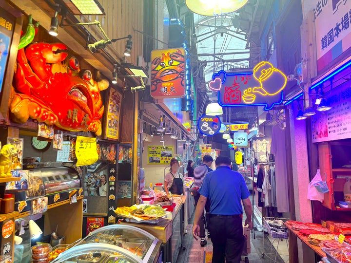 鶴橋商店街（写真の一部を加工しています）