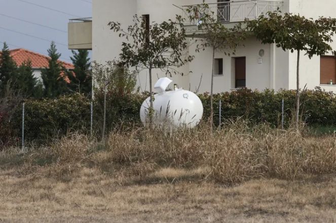 Δεξαμενή έξω από το σπίτι της οικογένειας.