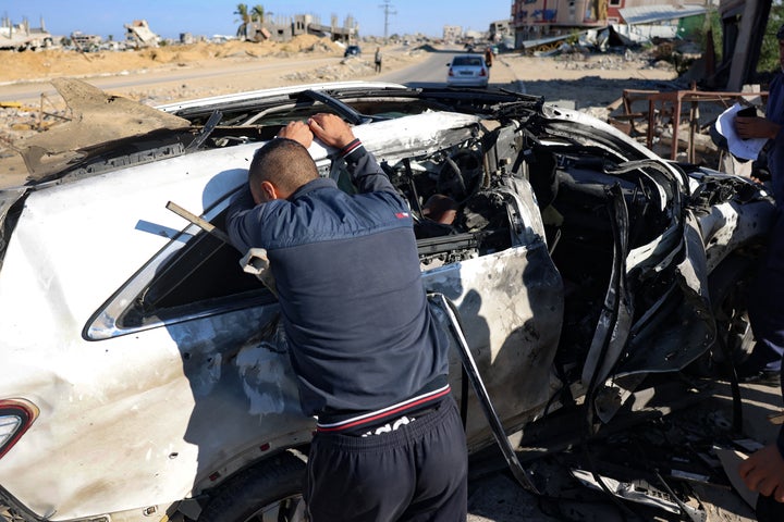 ガザ地区南部のハンユニスで、イスラエルによる空爆で破壊された車に倒れかかる男性。この攻撃で、ワールド・セントラル・キッチンの職員3人を含む5人が死亡したと報じられている。