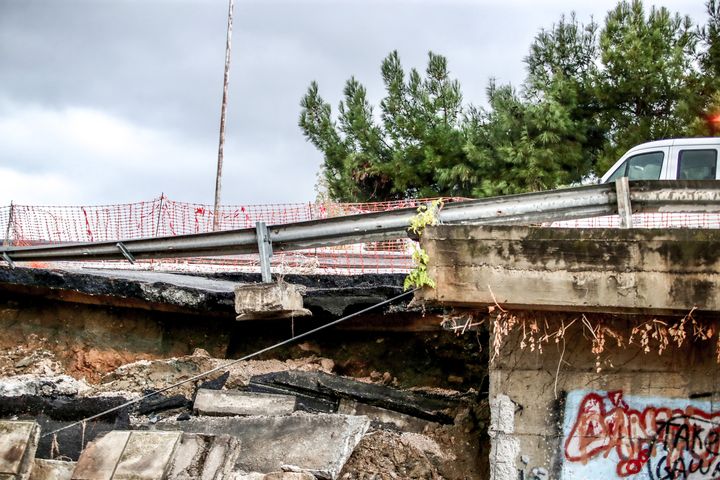 Η γέφυρα του Δενδροποτάμου στη Θεσσαλονίκη, η οποία ήταν κλειστή για εργασίες το τελευταίο διάστημα κατέρρευσε από την έντονη βροχόπτωση Σάββατο 30 Νοεμβρίου 2024 (EUROKINISSI)