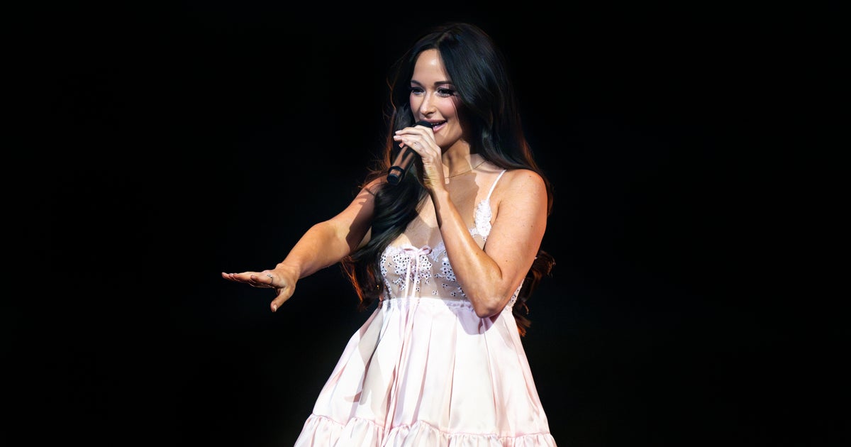 NextImg:Kacey Musgraves Calls Out Fan Who Grabbed Her During Tampa Show