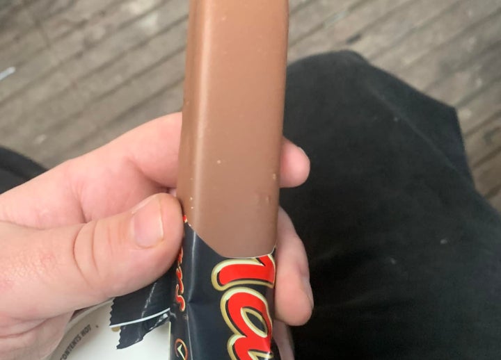 Ανδρας πέτυχε σοκολάτα Mars χωρίς «κύματα» - Εγινε viral και πήρε αποζημίωση 2,5 ευρώ | HuffPost Greece ΔΙΕΘΝΕΣ