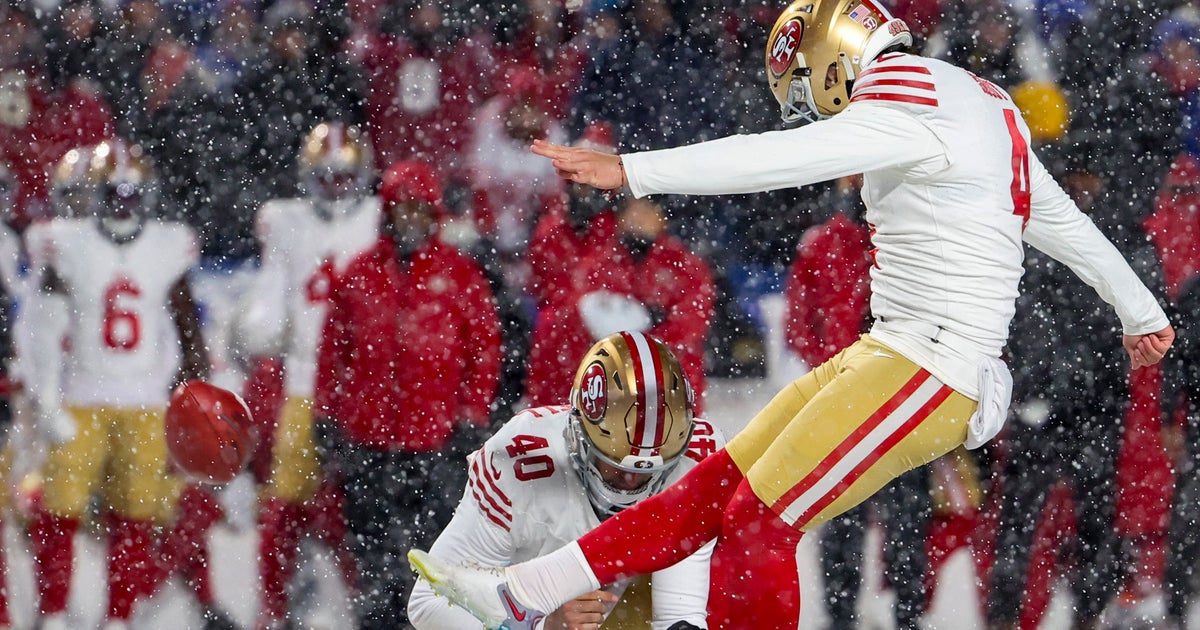 NextImg:Buffalo Bills Fan Tries To Melt 49ers Field Goal Attempt With A Bold, Snowy Move