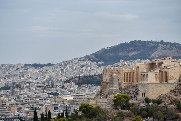 Πολυκατοικίες και η Ακρόπολη στην Αθήνα, Ελλάδα, την 1η Σεπτεμβρίου 2024. Η Ελλάδα αντιμετωπίζει μια επιδεινούμενη κρίση στέγασης. Η εκτόξευση του κόστους κατασκευής και το πρόγραμμα Golden Visa αυξάνουν τις τιμές των κατοικιών, ενώ η βραχυχρόνια μίσθωση μειώνει τον αριθμό των κατοικιών που διατίθενται για μακροχρόνια μίσθωση, με αποτέλεσμα την αύξηση των ενοικίων. (Photo by Nicolas Koutsokostas/NurPhoto via Getty Images)