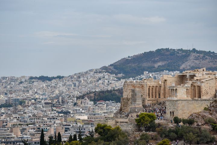 Πολυκατοικίες και η Ακρόπολη στην Αθήνα, Ελλάδα, την 1η Σεπτεμβρίου 2024. Η Ελλάδα αντιμετωπίζει μια επιδεινούμενη κρίση στέγασης. Η εκτόξευση του κόστους κατασκευής και το πρόγραμμα Golden Visa αυξάνουν τις τιμές των κατοικιών, ενώ η βραχυχρόνια μίσθωση μειώνει τον αριθμό των κατοικιών που διατίθενται για μακροχρόνια μίσθωση, με αποτέλεσμα την αύξηση των ενοικίων. (Photo by Nicolas Koutsokostas/NurPhoto via Getty Images)