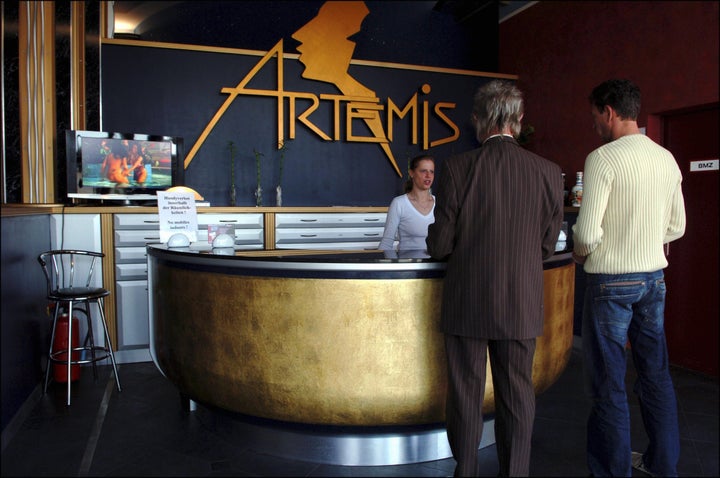 Το Club Artemis, ο μεγαλύτερος και πολυτελέστερος οίκος ανοχής του Βερολίνου - Η υποδοχή των πελατών. (Photo by Francis DEMANGE/Gamma-Rapho via Getty Images)