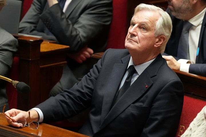 Ο Γάλλος πρωθυπουργός Michel Barnier παρακολουθεί μια συζήτηση στην Εθνοσυνέλευση, ενώ η κυβέρνηση μειοψηφίας της Γαλλίας μπορεί να βρίσκεται στα τελευταία της πόδια, καθώς οι νομοθέτες της αντιπολίτευσης προχώρησαν αυτή την εβδομάδα σε ψήφο εμπιστοσύνης, Δευτέρα 2 Δεκεμβρίου 2024 στο Παρίσι. (AP Photo/Michel Euler)