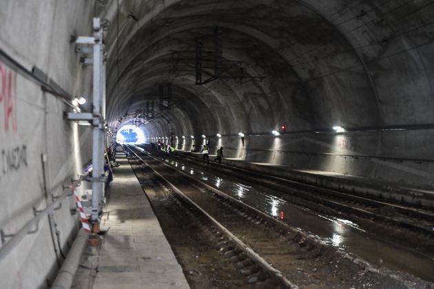 Συνεργεία επιχειρούν, προκειμένου να καθαρίσουν τη σιδηροδρομική γραμμή στην σήραγγα του ΟΣΕ στα Τέμπη από τη λάσπη και τα φερτά υλικά που άφησε η πλημμύρα εξαιτίας της κακοκαιρίας 