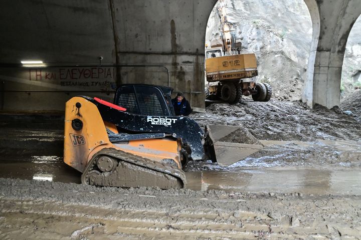 Συνεργεία επιχειρούν, προκειμένου να καθαρίσουν τη σιδηροδρομική γραμμή στην σήραγγα του ΟΣΕ στα Τέμπη από τη λάσπη και τα φερτά υλικά που άφησε η πλημμύρα εξαιτίας της κακοκαιρίας "Bora" στο νομό Λάρισας, τρίτη 3 Δεκεμβρίου 2024. (EUROKINISSI)