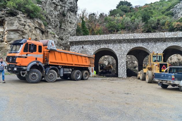 Συνεργεία επιχειρούν, προκειμένου να καθαρίσουν τη σιδηροδρομική γραμμή στην σήραγγα του ΟΣΕ στα Τέμπη από τη λάσπη και τα φερτά υλικά που άφησε η πλημμύρα εξαιτίας της κακοκαιρίας 