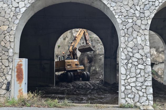 Συνεργεία επιχειρούν, προκειμένου να καθαρίσουν τη σιδηροδρομική γραμμή στην σήραγγα του ΟΣΕ στα Τέμπη από τη λάσπη και τα φερτά υλικά που άφησε η πλημμύρα εξαιτίας της κακοκαιρίας 