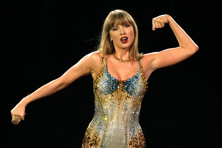 Η Taylor Swift εμφανίζεται κατά τη διάρκεια της εναρκτήριας συναυλίας της περιοδείας The Eras Tour στο Τορόντο, την Πέμπτη 14 Νοεμβρίου 2024. (Chris Young/The Canadian Press via AP)