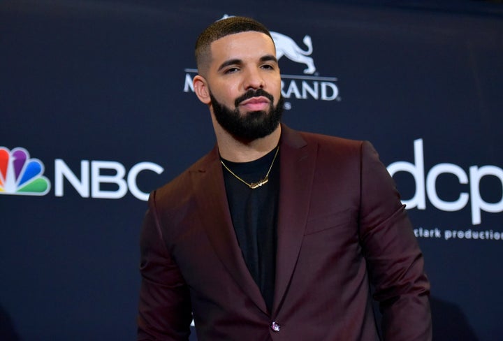 FILE - Ο Drake ποζάρει στα Billboard Music Awards στο Λας Βέγκας την 1η Μαΐου 2019. (Photo by Richard Shotwell/Invision/AP, File)