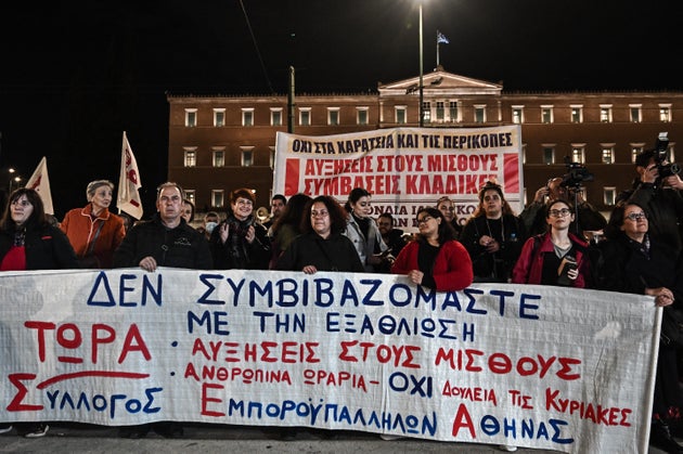 Συλλαλητήριο από τo Πανεργατικό Αγωνιστικό Μέτωπο (ΠΑΜΕ) ενάντια στο νομοσχέδιο για τον κατώτατο μισθό, στην πλατεία Συντάγματος, Τετάρτη 4 Δεκεμβρίου 2024. To ΠΑΜΕ στο κάλεσμά του τονίζει ότι με το συγκεκριμένο νομοσχέδιο ο κατώτατος μισθός θα διαμορφώνεται, από το 2028 και μετά, μέσω μαθηματικού τύπου αλλά στην πράξη κυβερνήσεις και επιχειρηματικοί όμιλοι θα συναποφασίζουν για το ύψος του. (ΚΩΣΤΑΣ ΤΖΟΥΜΑΣ/EUROKINISSI)
