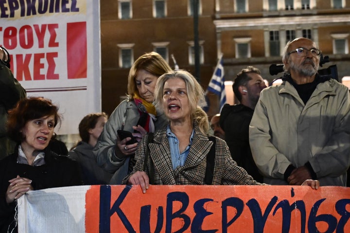 Συλλαλητήριο από τo Πανεργατικό Αγωνιστικό Μέτωπο (ΠΑΜΕ) ενάντια στο νομοσχέδιο για τον κατώτατο μισθό, στην πλατεία Συντάγματος, Τετάρτη 4 Δεκεμβρίου 2024. To ΠΑΜΕ στο κάλεσμά του τονίζει ότι με το συγκεκριμένο νομοσχέδιο ο κατώτατος μισθός θα διαμορφώνεται, από το 2028 και μετά, μέσω μαθηματικού τύπου αλλά στην πράξη κυβερνήσεις και επιχειρηματικοί όμιλοι θα συναποφασίζουν για το ύψος του. (ΚΩΣΤΑΣ ΤΖΟΥΜΑΣ/EUROKINISSI)