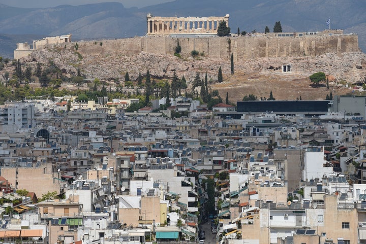 Πολυκατοικίες με φόντο την Ακρόπολη στην Αθήνα, την 1η Σεπτεμβρίου 2024. Η Ελλάδα αντιμετωπίζει μια επιδεινούμενη κρίση στέγασης. Η εκτόξευση του κόστους κατασκευής και το πρόγραμμα Golden Visa εκτοξεύουν τις τιμές των κατοικιών στα ύψη, ενώ η βραχυχρόνια μίσθωση μειώνει τον αριθμό των κατοικιών που διατίθενται για μακροχρόνια ενοικίαση και αυξάνει τα ενοίκια. (Photo by Nicolas Koutsokostas/NurPhoto via Getty Images)