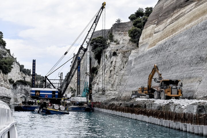 Εργαζόμενοι της εταιρείας που πραγματοποιεί έργα στη Διώρυγα του Ισθμού.