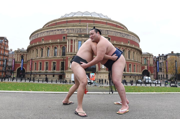 Ο Daisuke Kitanowaka, δεξιά και ο Akira Fukutsuumi ποζάρουν έξω από το Royal Albert Hall στο Λονδίνο.