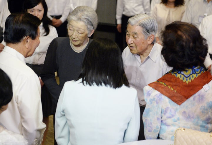 マニラでの日系人たちとの交流で、寺岡さん（左）とお話される上皇ご夫妻