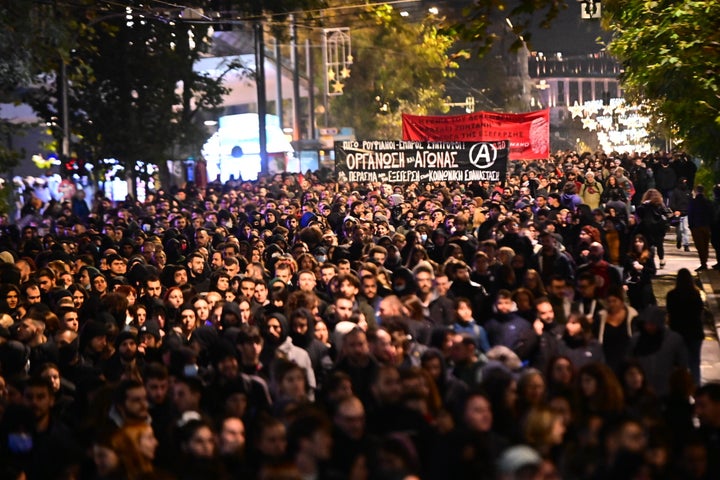 Συγκέντρωση στα Προπύλαια και πορεία, από φορείς, οργανώσεις και συλλογικότητες, για τα 16 χρόνια από τη δολοφονία του 15χρονου μαθητή Αλέξανδρου Γρηγορόπουλου το 2008 από τον ειδικό αστυνομικό φρουρό Επαμεινώνδα Κορκονέα στα Εξάρχεια, Παρασκευή 6 Δεκεμβρίου 2024. (ΚΩΣΤΑΣ ΤΖΟΥΜΑΣ/EUROKINISSI)