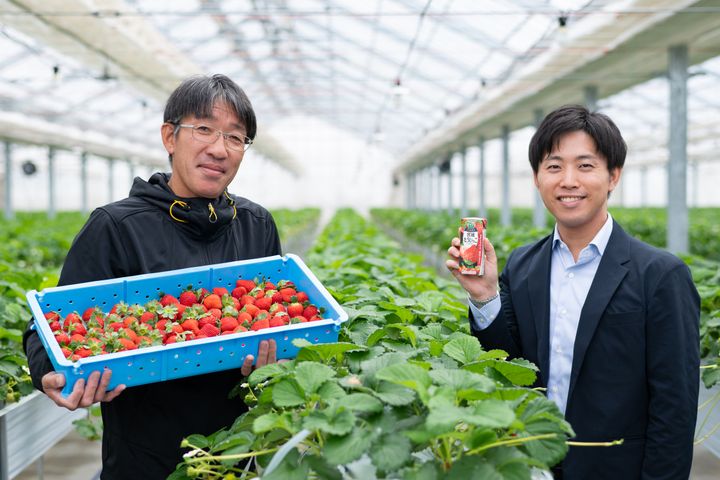 左から、宮城県で「もういっこ」を生産する農家のおひとりの嶋田栄一さんと、「野菜生活100地産全消シリーズ」の企画を担うカゴメ株式会社マーケティング本部飲料企画部の中野優馬さん